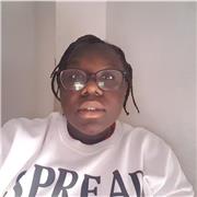 Profesora imparte clases a niños de primaria